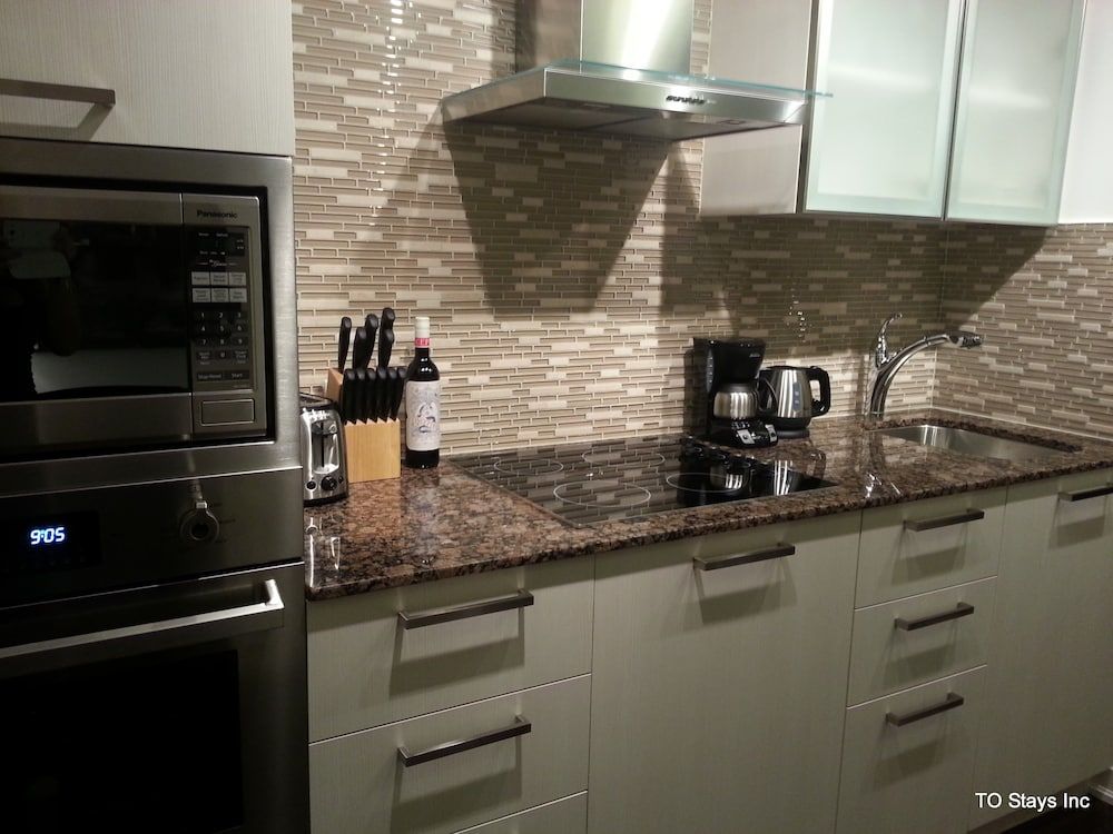TO Stays - York and Lakeshore Premier Condo, 1 Queen Bed, Kitchen 5