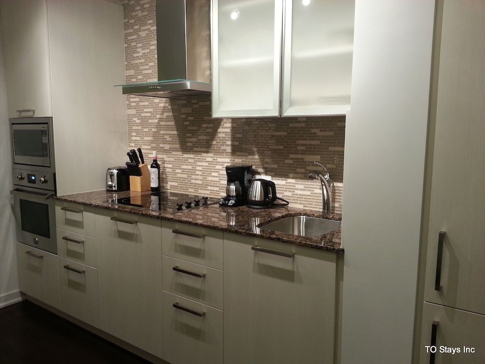 TO Stays - York and Lakeshore Premier Condo, 1 Queen Bed, Kitchen 4