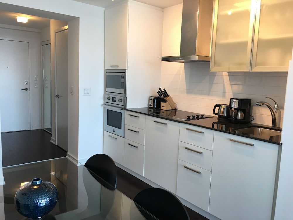 TO Stays - York and Lakeshore Premier Condo, 1 Queen Bed, Kitchen 7