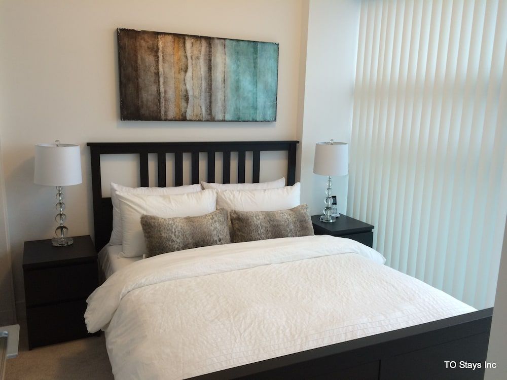 TO Stays - York and Lakeshore Premier Condo, 1 Queen Bed, Kitchen