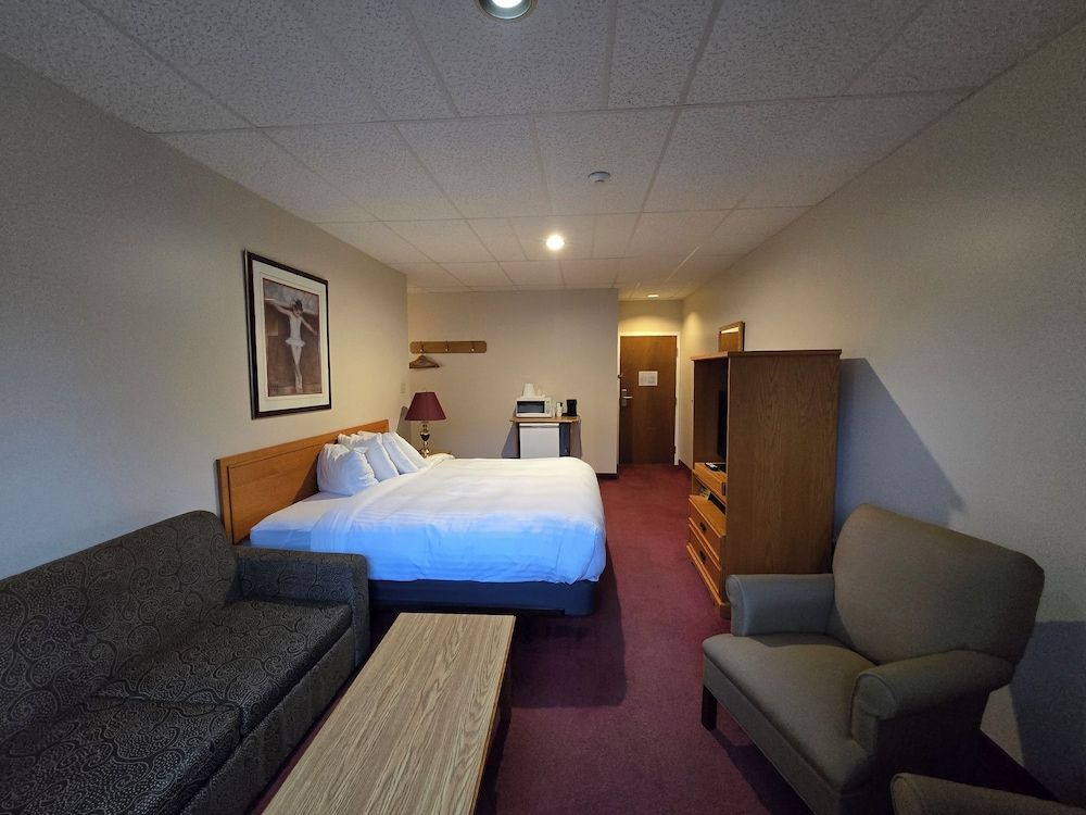 Room, 1 King Bed, Non Smoking, Pool Access