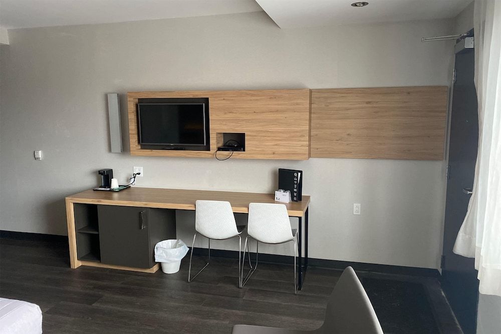 Ramada by Wyndham Laval Room, 1 Queen Bed, Non Smoking 6