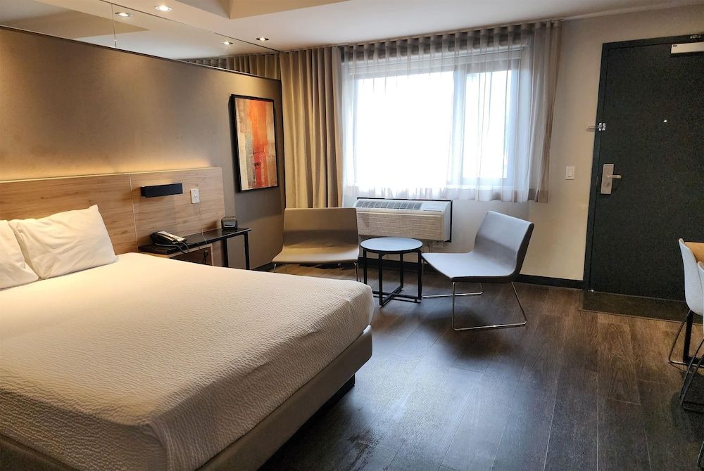 Ramada by Wyndham Laval Room, 1 Queen Bed, Non Smoking 2