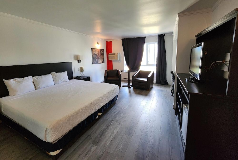 Ramada by Wyndham Laval Superior Suite, 1 King Bed, Non Smoking