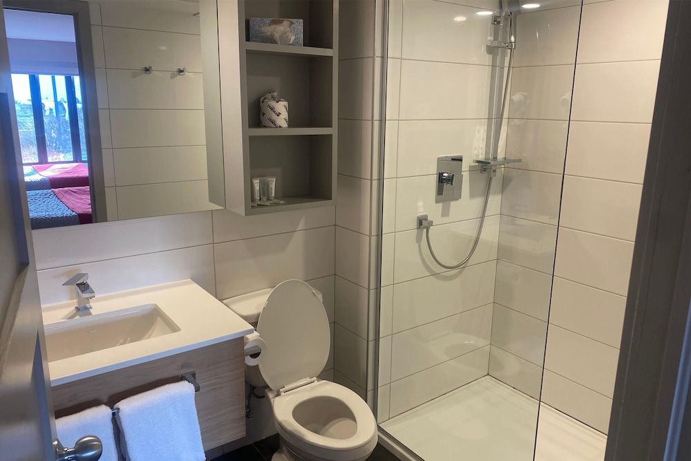 Ramada by Wyndham Laval Room, 1 Queen Bed, Non Smoking 5