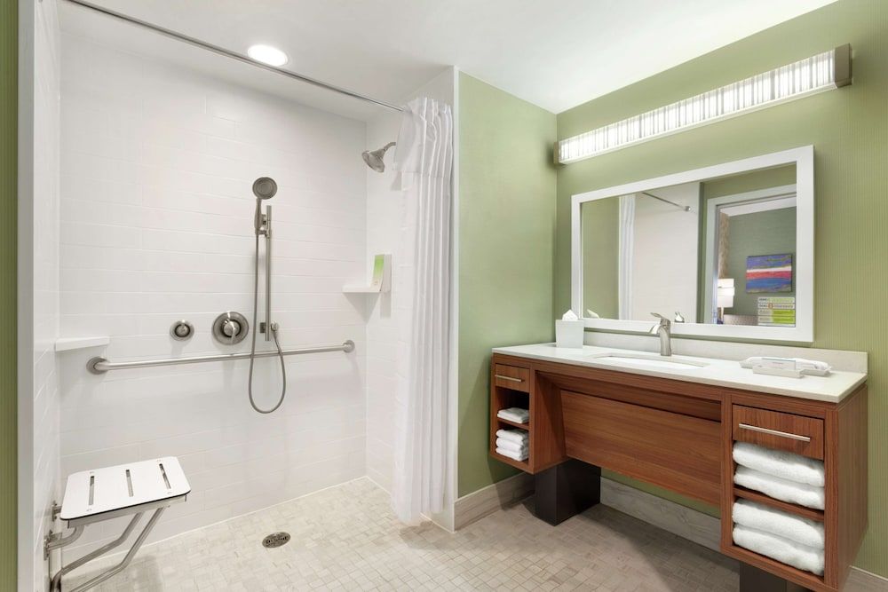 Studio, 1 Queen Bed, Accessible (Roll-in Shower)