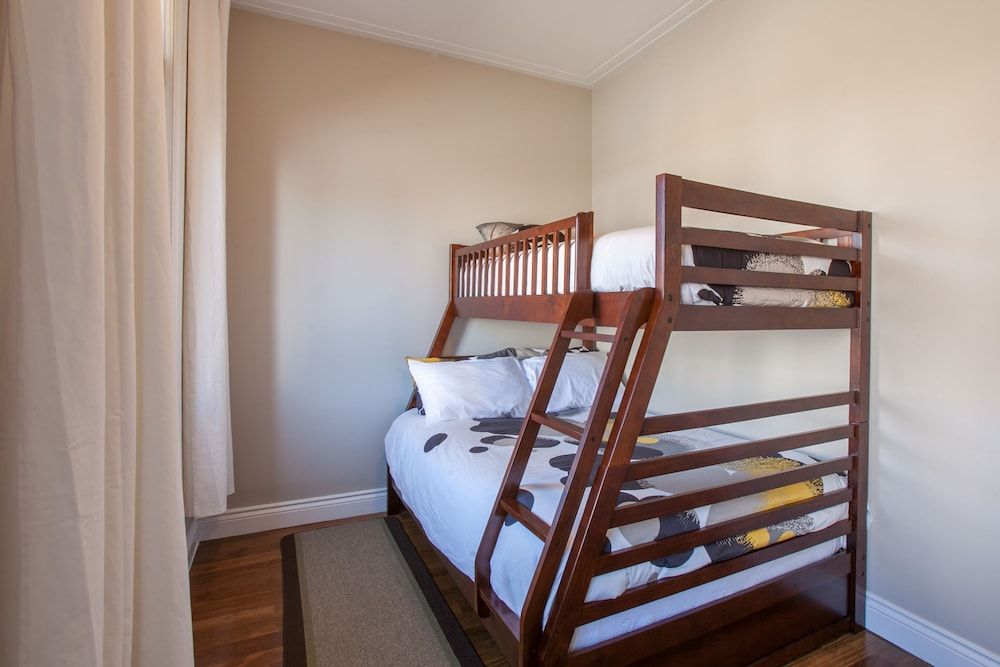 undefined LMVR - The Laurier 10