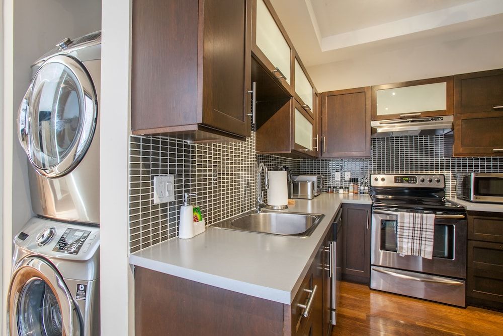 undefined LMVR - The Laurier 8