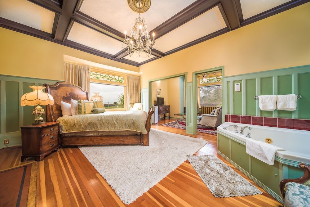 Oxford Grand - Deluxe Water View Room, 1 Queen and 1 Twin Bed