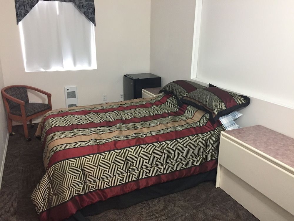 Invermere Hostel Economy Room, 1 Queen Bed 4