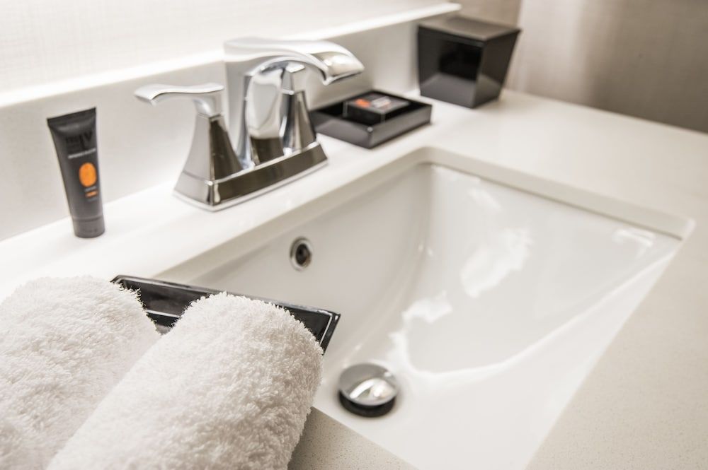 Edgewater Hotel Deluxe Room, 1 King Bed 7