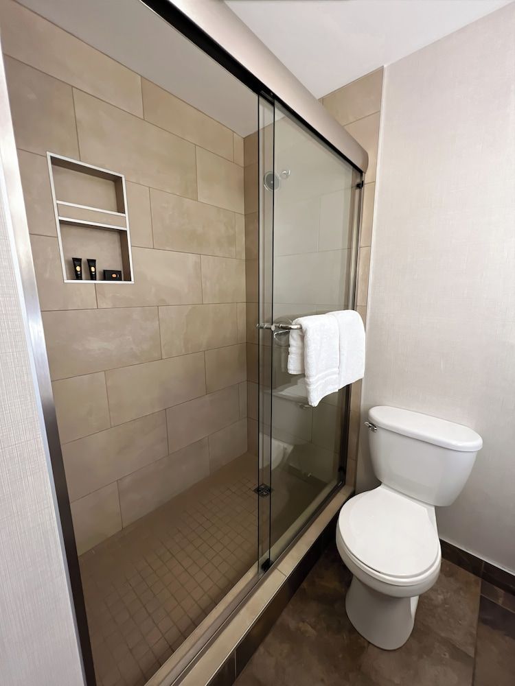 Edgewater Hotel Deluxe Room, 1 King Bed 6