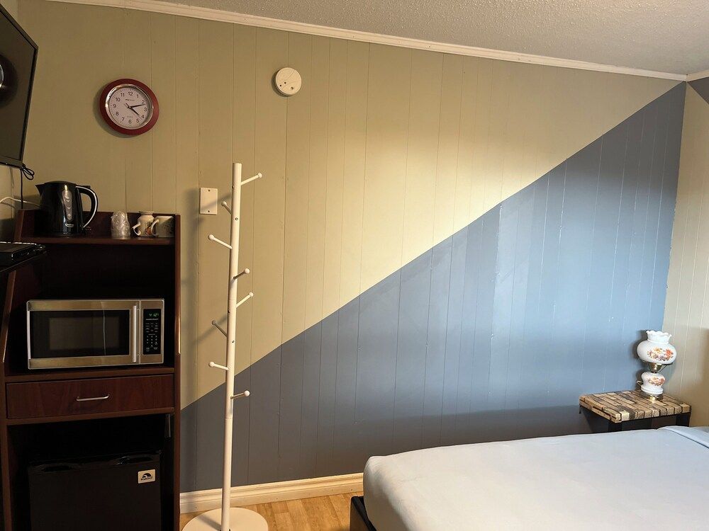 Stop 21 Motel Standard Room, 1 Queen Bed 7