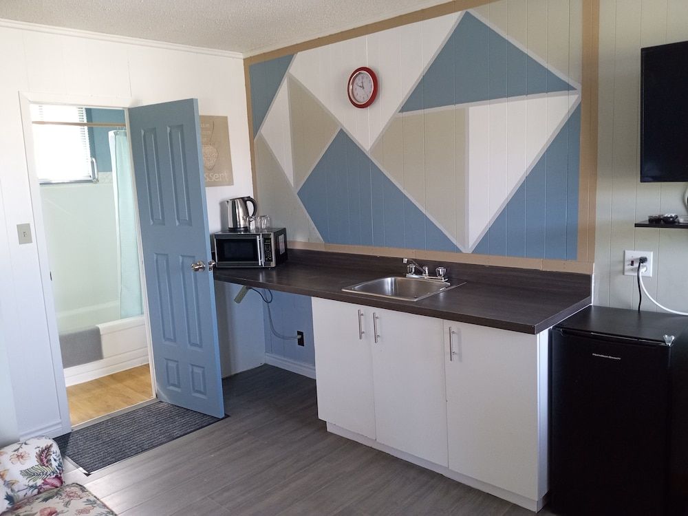 Stop 21 Motel Family Apartment, 2 Queen Beds 4