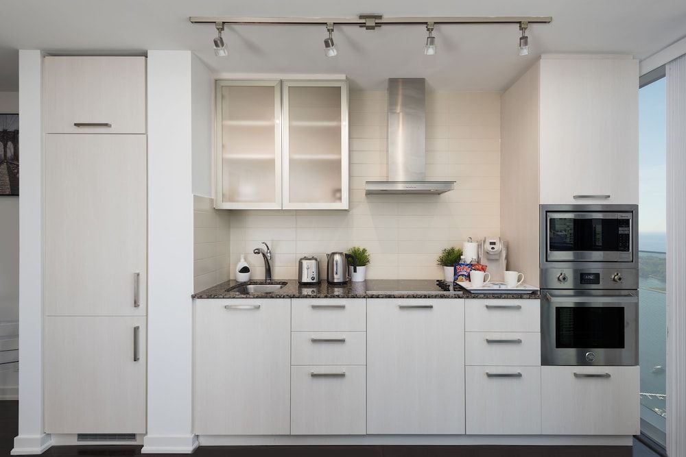 Metropolis Condotel Suites - York Street Exclusive Condo, 1 Bedroom, Kitchen, Lake View 6
