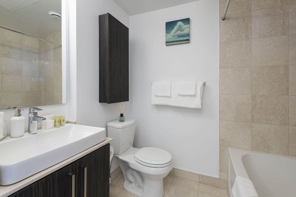 Metropolis Condotel Suites - York Street Exclusive Condo, 1 Bedroom, Kitchen, Lake View 10