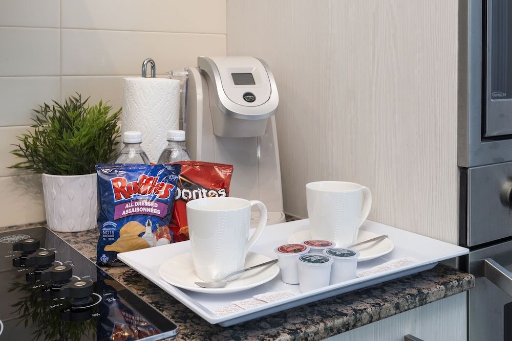 Metropolis Condotel Suites - York Street Exclusive Condo, 1 Bedroom, Kitchen, Lake View 8