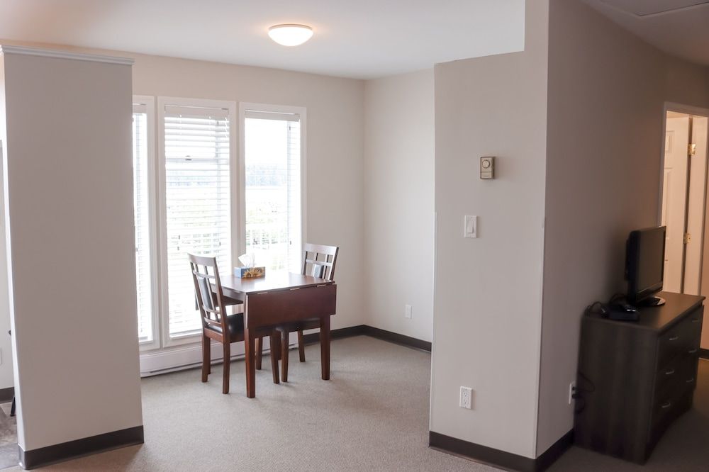 Sportsman's Inn on the Harbour Front Standard Double Room, 2 Queen Beds, Refrigerator & Microwave, Marina View 4