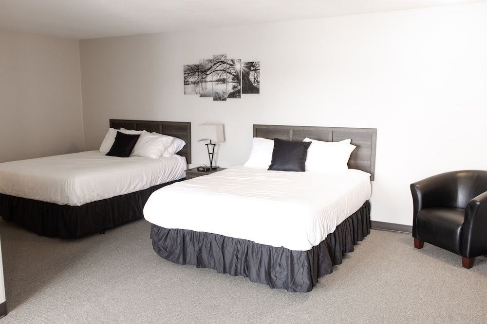 Sportsman's Inn on the Harbour Front Standard Double Room, 2 Queen Beds, Refrigerator & Microwave, Marina View 3