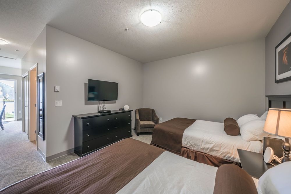 Sportsman's Inn on the Harbour Front Deluxe Double Room, Multiple Beds, Refrigerator & Microwave 2