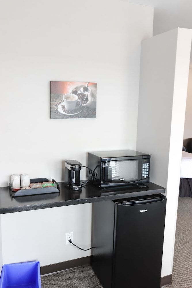 Sportsman's Inn on the Harbour Front Standard Double Room, 2 Queen Beds, Refrigerator & Microwave, Marina View 2