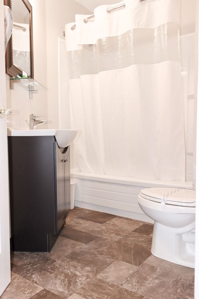 Sportsman's Inn on the Harbour Front Standard Single Room, 1 Queen Bed, Refrigerator & Microwave, Marina View 2