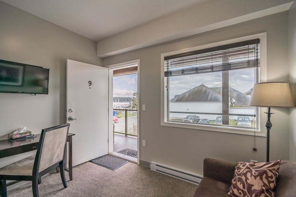 Sportsman's Inn on the Harbour Front Deluxe Double Room, Multiple Beds, Refrigerator & Microwave 3