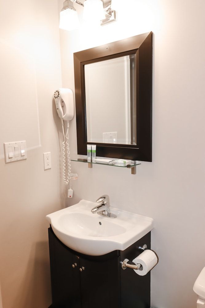 Sportsman's Inn on the Harbour Front Standard Double Room, 2 Queen Beds, Refrigerator & Microwave, Marina View 6