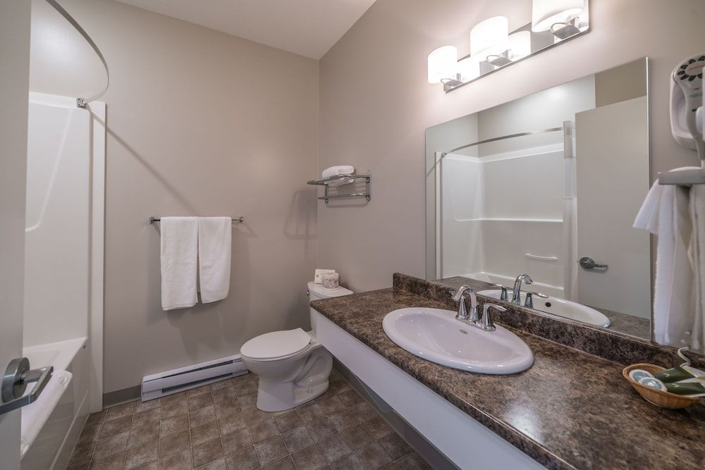 Sportsman's Inn on the Harbour Front Deluxe Double Room, Multiple Beds, Refrigerator & Microwave 4