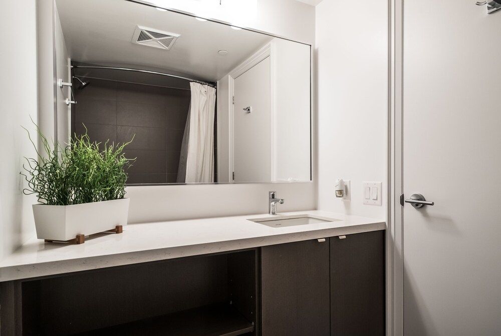 QuickStay - Luxury Executive in Yorkville (Yonge & Bloor) Executive Condo, 2 Bedrooms 8