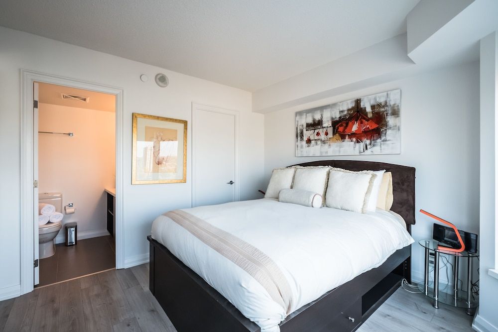 QuickStay - Luxury Executive in Yorkville (Yonge & Bloor) Executive Condo, 2 Bedrooms