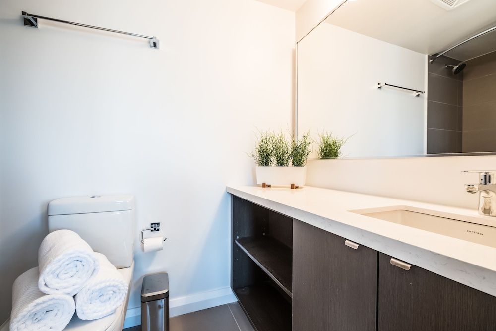 QuickStay - Luxury Executive in Yorkville (Yonge & Bloor) Executive Condo, 2 Bedrooms 7