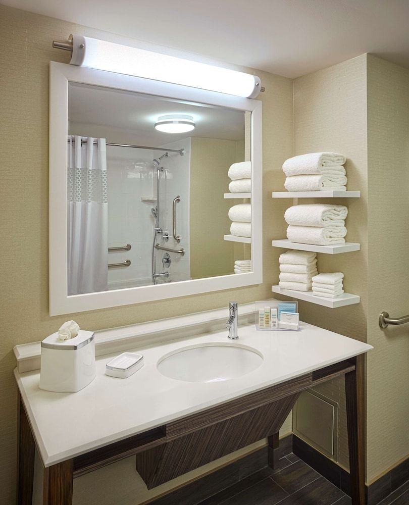 Room, 2 Queen Beds, Accessible, Bathtub