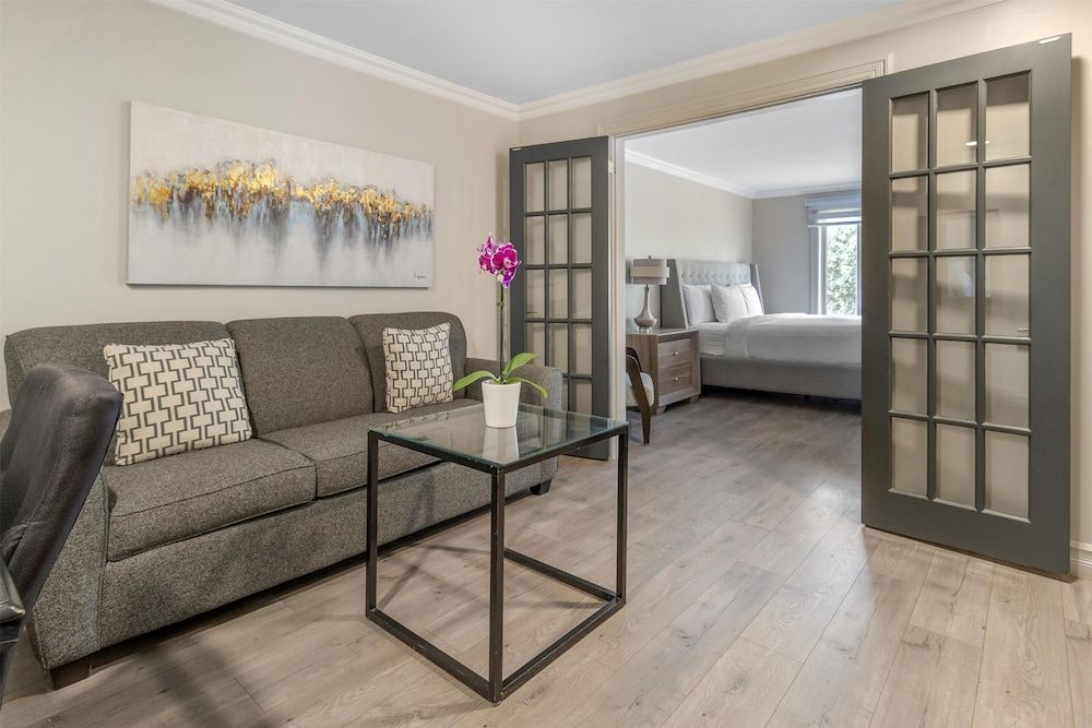 Suite, 1 King Bed with Sofa bed, Accessible, Non Smoking (with Sofabed)