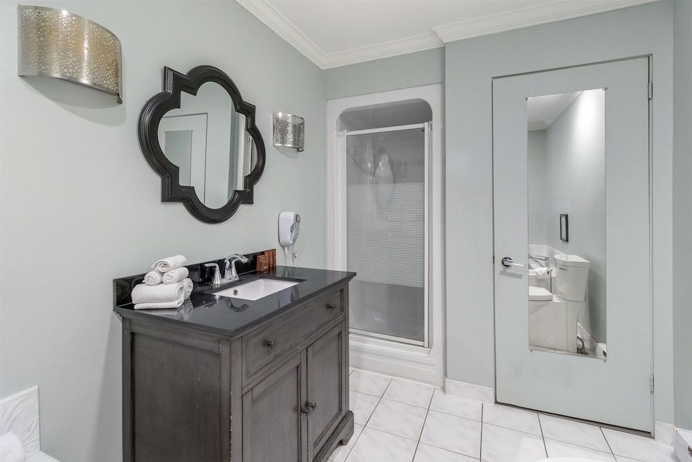 Danny’s Hotel Suites, SureStay Collection by Best Western Suite, 1 King Bed, Non Smoking, Jetted Tub 3