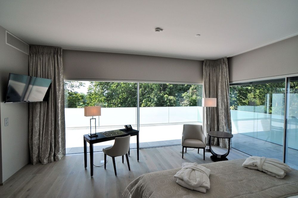 Hostellerie Le Petit Manoir Deluxe Double Room 3