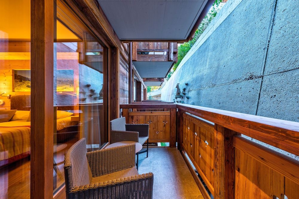 Hôtel Nendaz 4 Vallées & Spa Classic Double Room, view on a wall 6