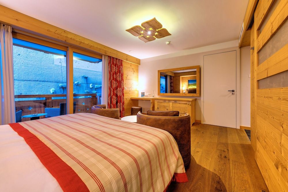 Hôtel Nendaz 4 Vallées & Spa Classic Double Room, view on a wall 4