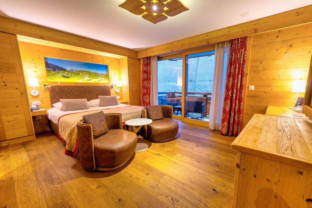 Hôtel Nendaz 4 Vallées & Spa Classic Double Room, partial view on mountains 3