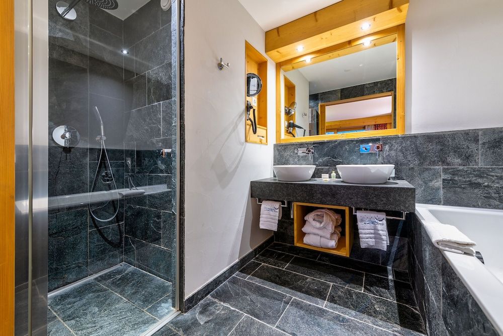 Hôtel Nendaz 4 Vallées & Spa Classic Double Room, partial view on mountains 4