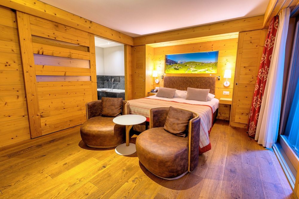 Hôtel Nendaz 4 Vallées & Spa Classic Double Room, partial view on mountains 2