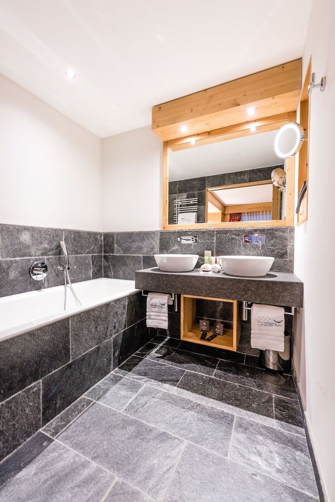 Hôtel Nendaz 4 Vallées & Spa Classic Double Room, view on a wall 8