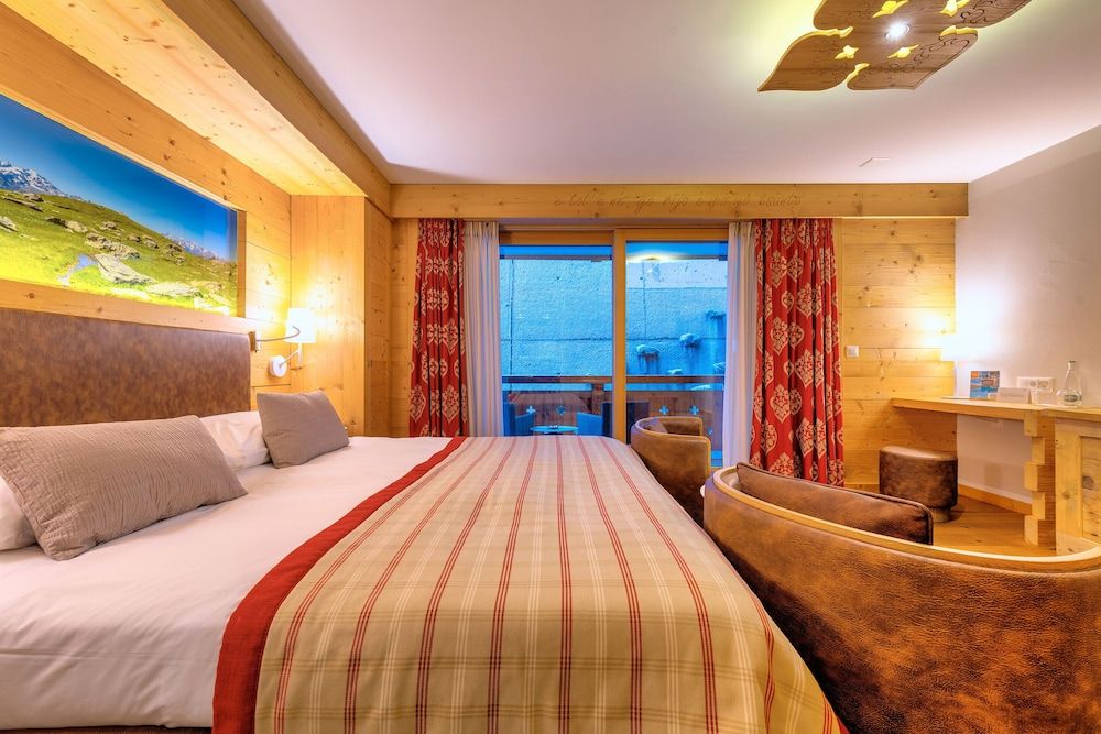 Hôtel Nendaz 4 Vallées & Spa Classic Double Room, view on a wall