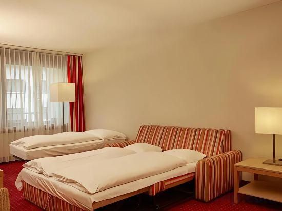 Family Room (2 Adults + 1 Child)