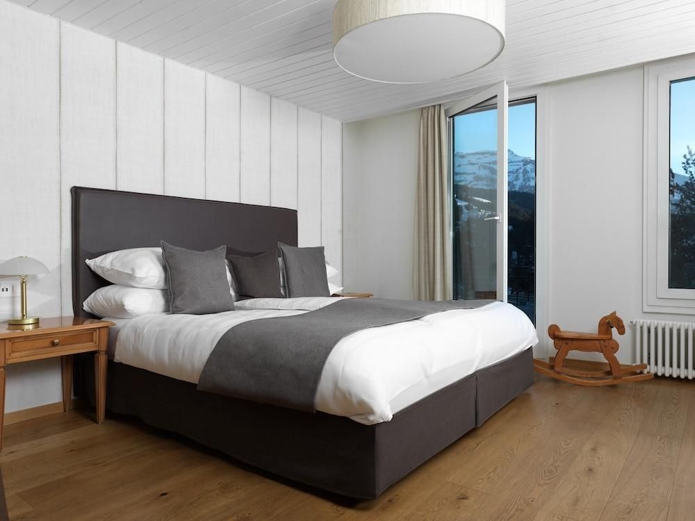Deluxe Family Room with Mountain View and balcony