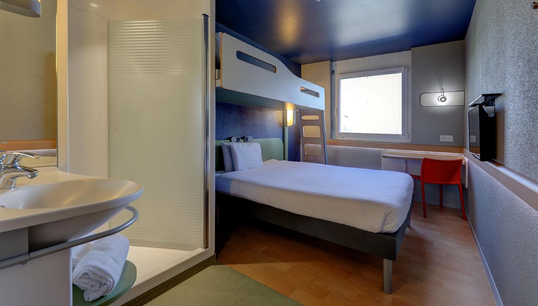 Triple Room with double bed (59x75 in. [150x190  cm]) and bunk bed (31x75 in. [80x190 cm])