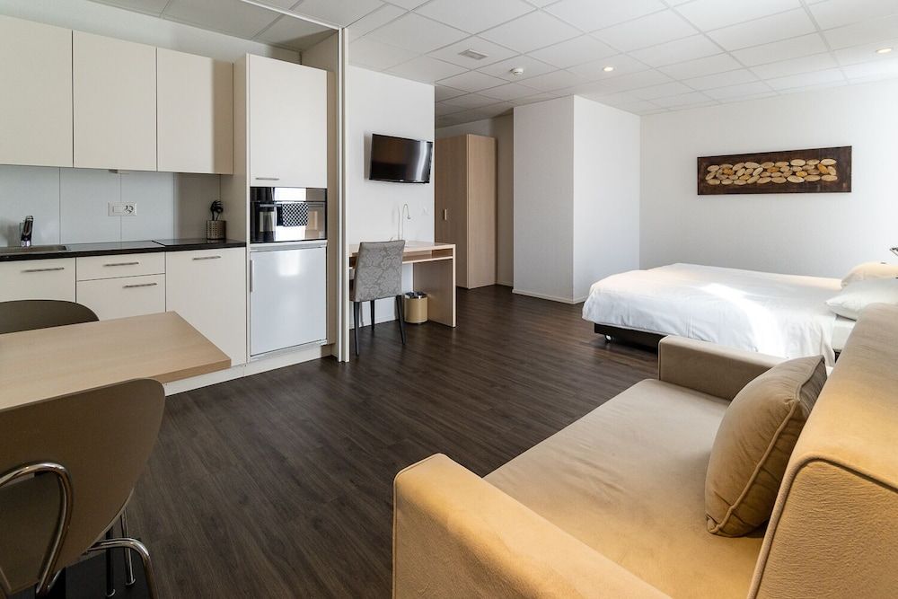 Los Lorentes Residences Bern Airport Superior Double or Twin Room, Kitchen (Block-up windows)