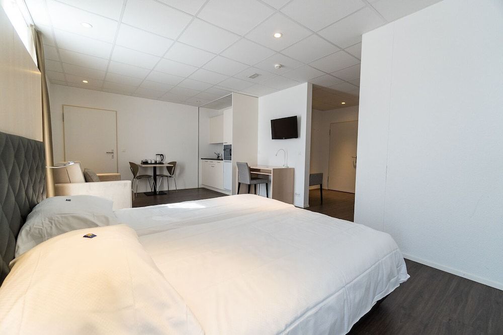 Los Lorentes Residences Bern Airport Superior Double or Twin Room, Kitchen (Block-up windows) 2