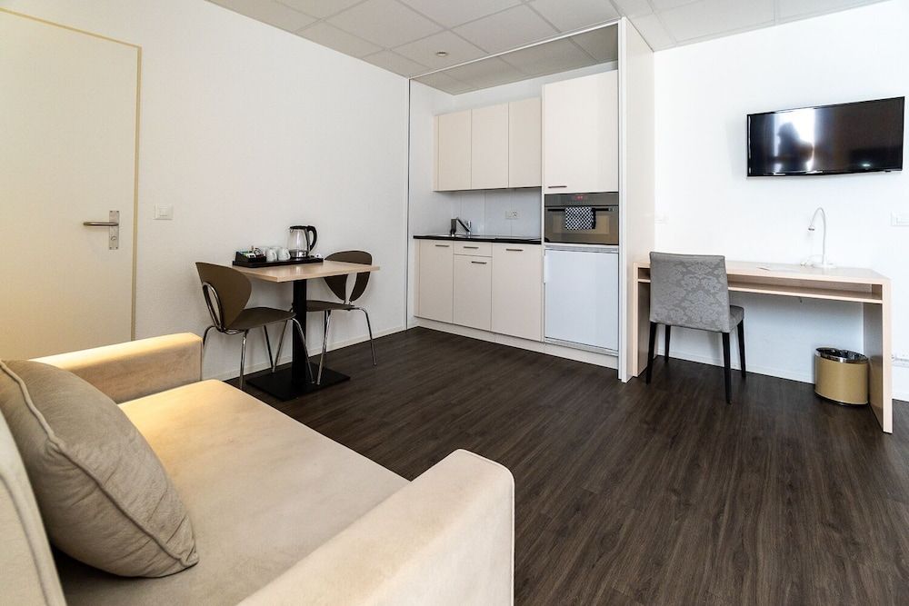 Los Lorentes Residences Bern Airport Superior Double or Twin Room, Kitchen (Block-up windows) 9