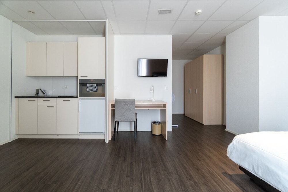 Los Lorentes Residences Bern Airport Superior Double or Twin Room, Kitchen (Block-up windows) 8